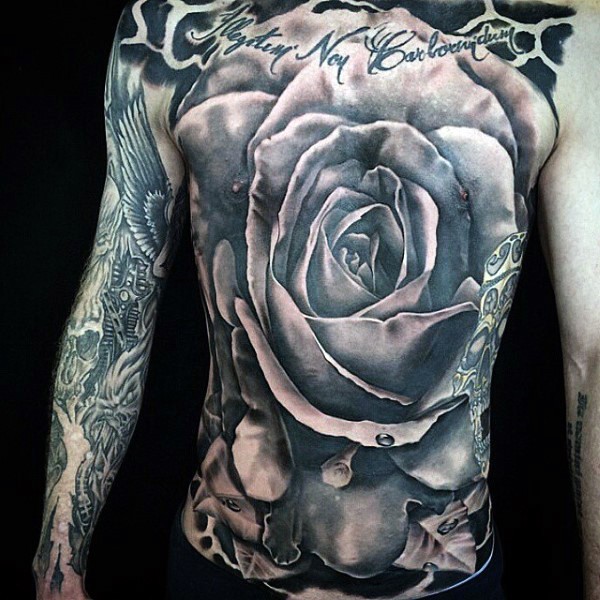 胸部和腹部壮观的大面积玫瑰花纹身图案