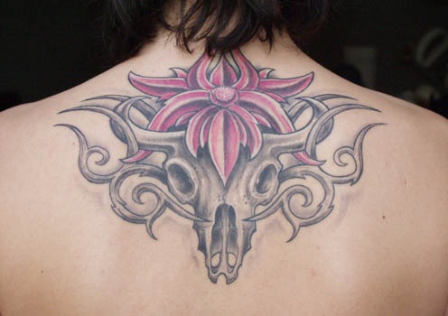 公牛骷髅和粉色花朵纹身图案