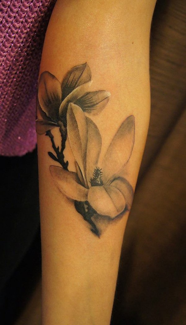 小臂自然逼真的黑白玉兰花纹身图案