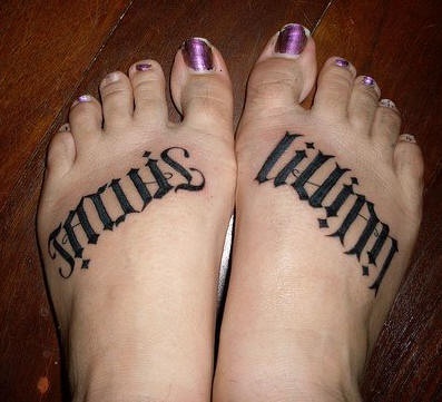 脚背黑色风格花体字母纹身图案