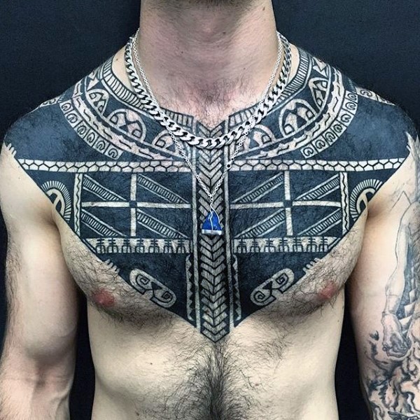 肩部和胸部黑白神秘部落图腾纹身图案