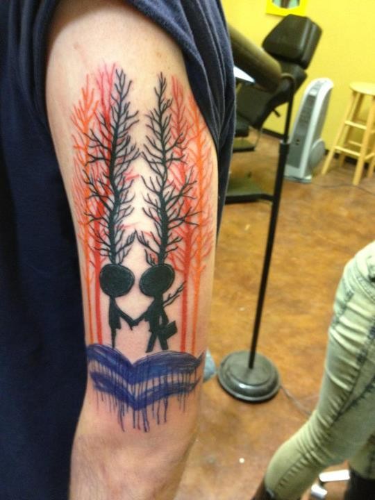 大臂有趣的卡通森林和人彩色纹身图案