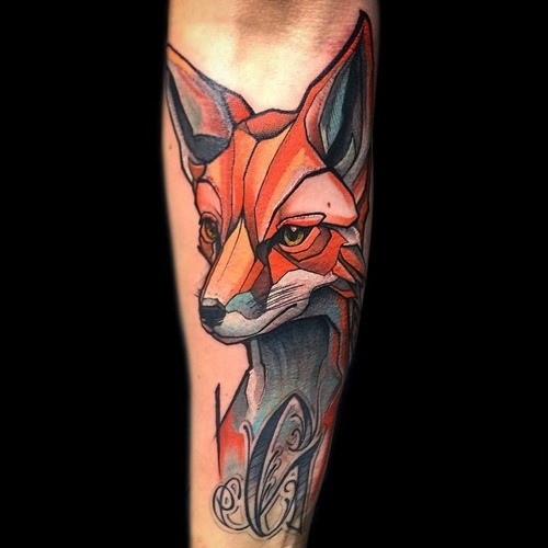 小臂彩色狐狸头像与黑色字母纹身图案