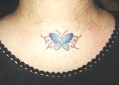 蓝色蝴蝶颈部纹身图案
