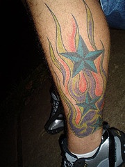 小腿火焰和蓝色星星纹身图案