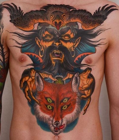 胸部和腹部彩色邪恶恶魔与狐狸乌鸦纹身图案