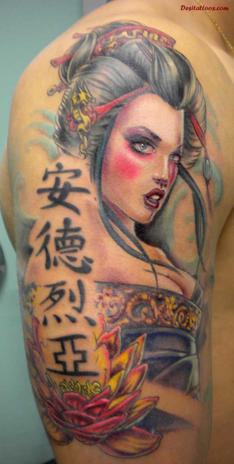 大臂中国风彩色性感艺伎与汉字纹身图案
