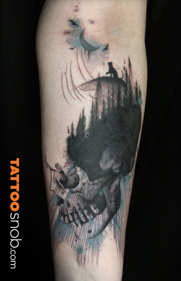 手臂雕刻风格黑白骷髅森林和月亮纹身图案