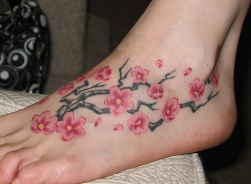 脚背好看的粉色桃花纹身图案