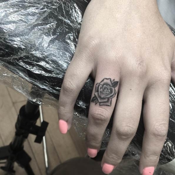 手臂黑白玫瑰个性纹身图案