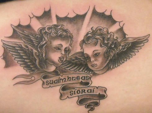 黑色的云朵和两个小天使纹身图案
