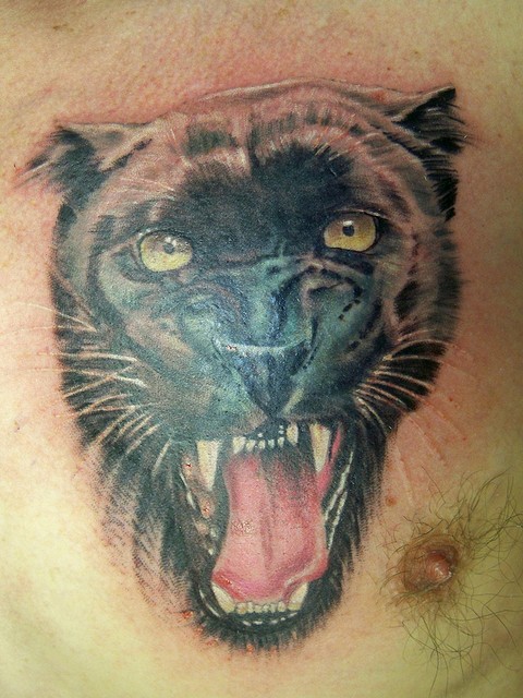 胸部写实的黑豹头像纹身图案