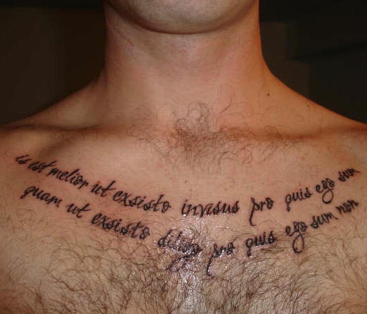 男性胸部拉丁语字母纹身图案