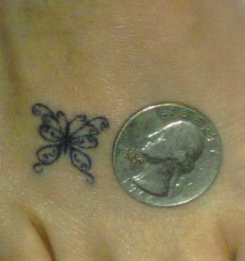 小蝴蝶线条脚背纹身图案