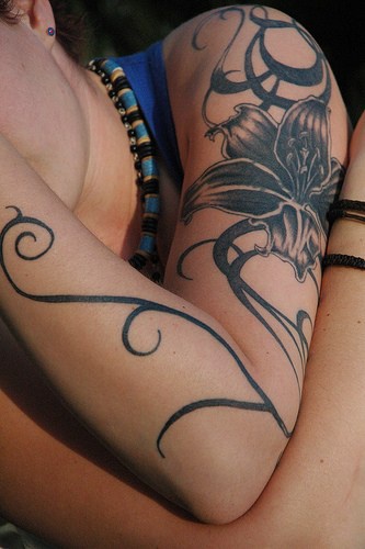 手臂黑色百合花和藤蔓纹身图案