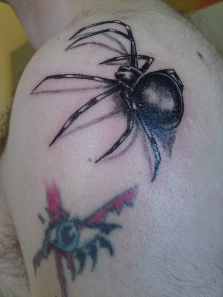 肩部黑色蜘蛛眼睛纹身图案
