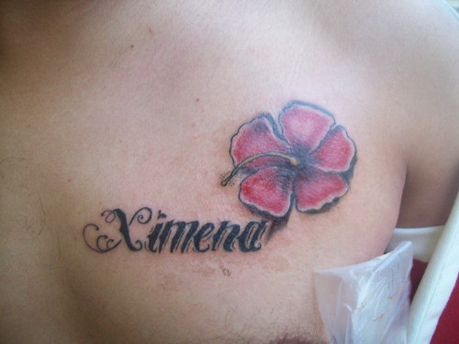可爱的粉红色花朵与字母胸部纹身图案