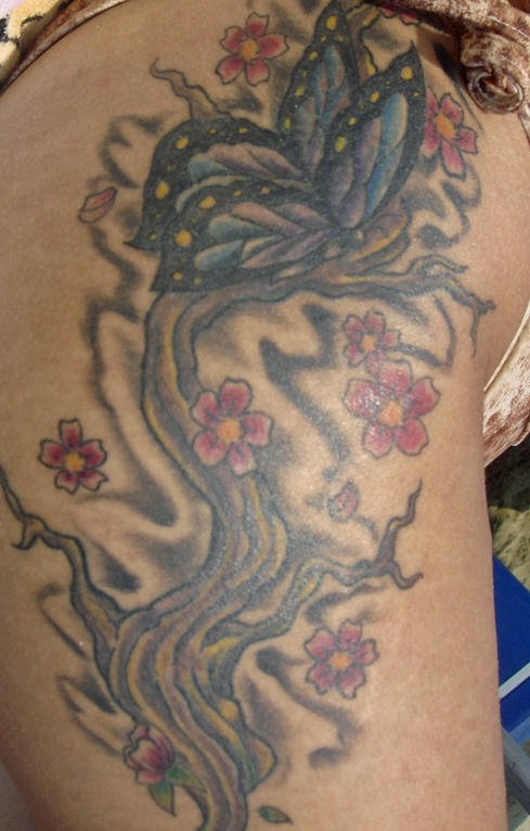 大腿梅花树和彩色蝴蝶纹身图案