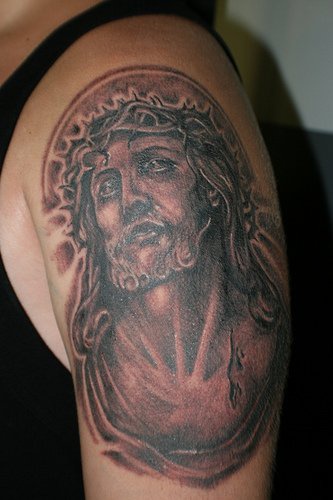 痛苦的Jesus黑色大臂纹身图案
