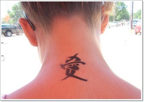 黑色中国符号颈部纹身图案