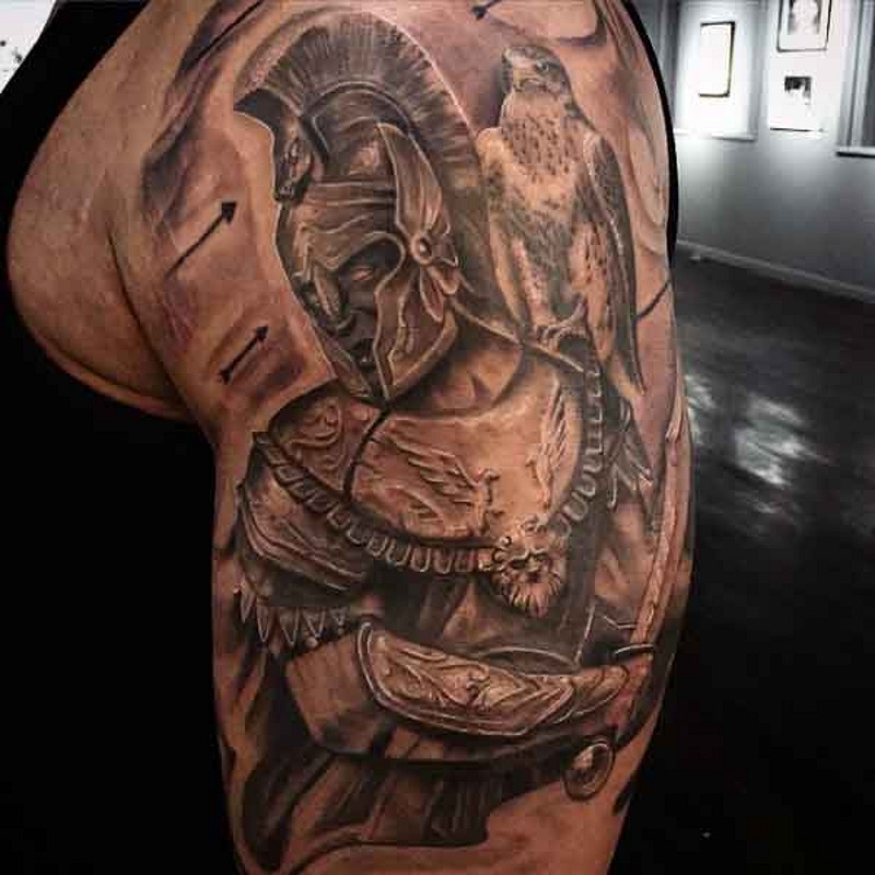 大臂惊人的黑白古代战士与鹰纹身图案