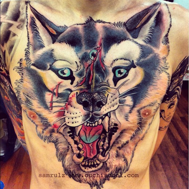 胸部令人惊叹的恶魔狼头纹身图案