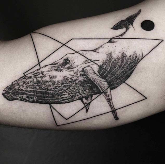 大臂黑色点刺鲸鱼结合几何图形纹身图案
