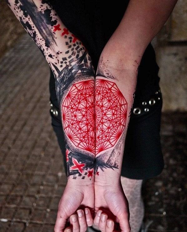小臂鲜艳的红色曼陀罗花纹身图案