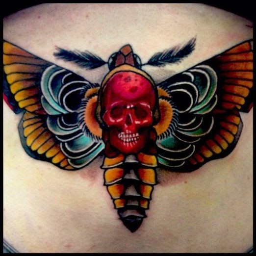 飞蛾与红色骷髅纹身图案