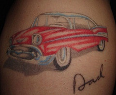 红色汽车与字母纹身图案