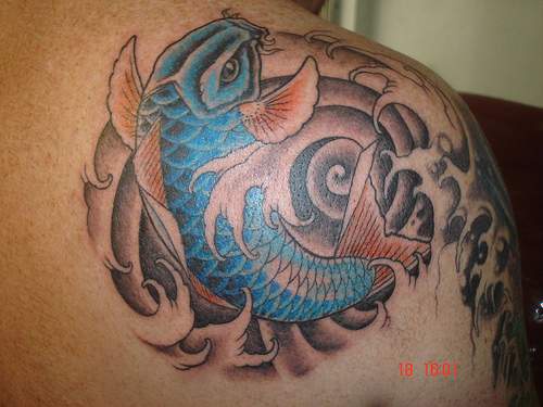 肩部蓝色的鲤鱼纹身图案
