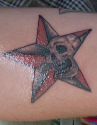 红色和黑色的星星骷髅纹身图案