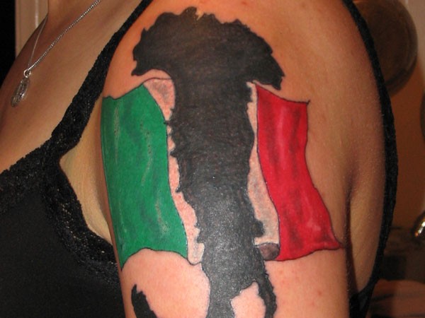 黑色地图和意大利国旗大臂纹身图案