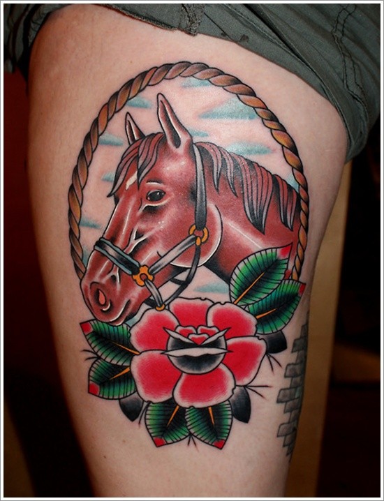大腿漂亮的彩色马与花朵纹身图案