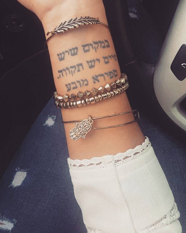 女生手腕黑色的阿拉伯字母纹身图案