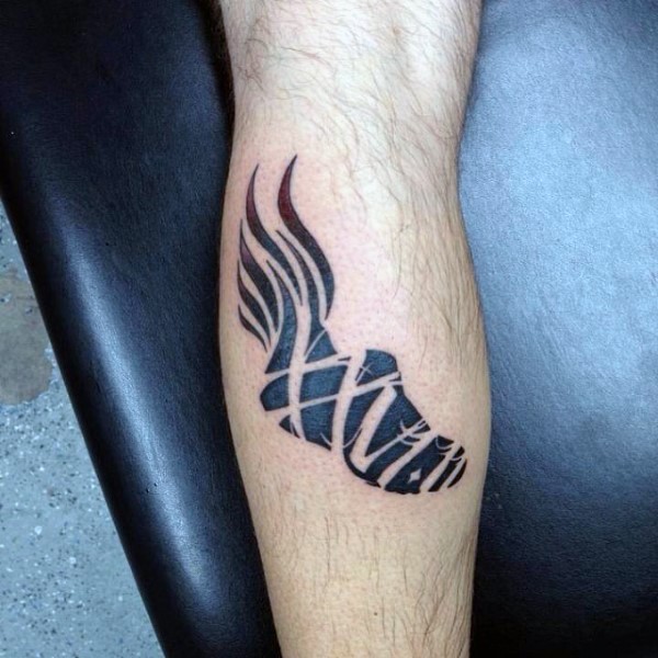小腿黑色运动鞋与火焰纹身图案