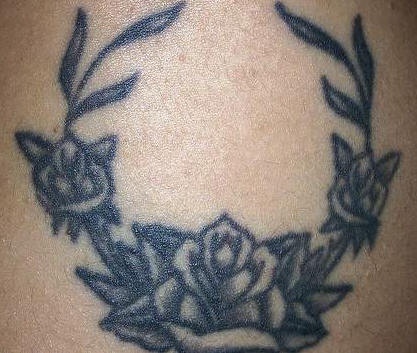 黑色的小玫瑰花藤蔓纹身图案
