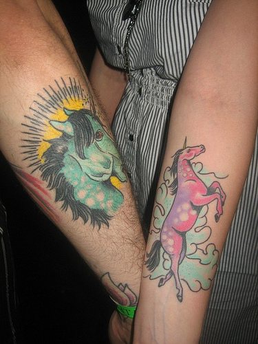 情侣手臂粉红和蓝色的马纹身图案