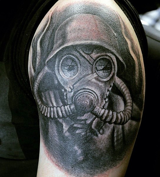 大臂惊人的黑色士兵防毒面具纹身图案