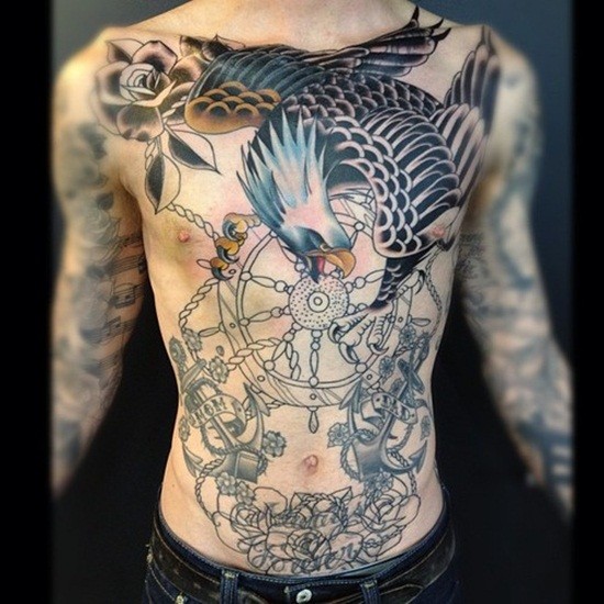 胸部老鹰和花卉船舵纹身图案