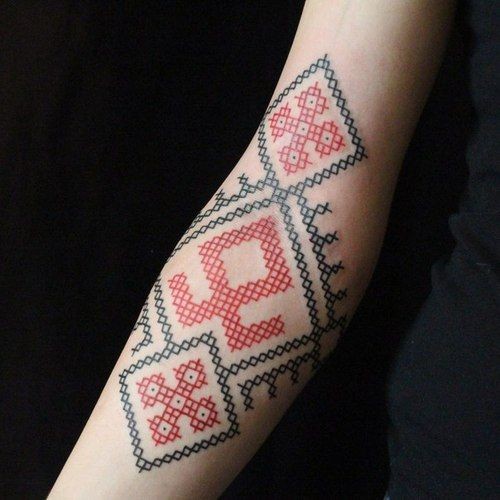 黑色和红色十字绣小臂纹身图案