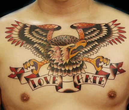 胸部字母老鹰纹身图案