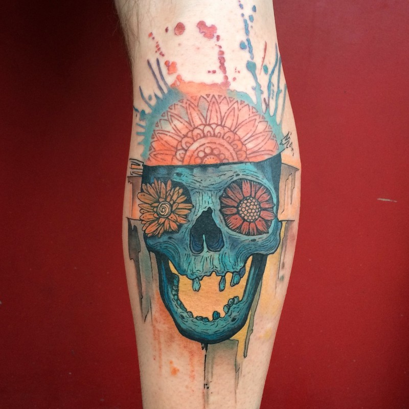 小腿有趣的彩色卡通骷髅与花朵纹身图案