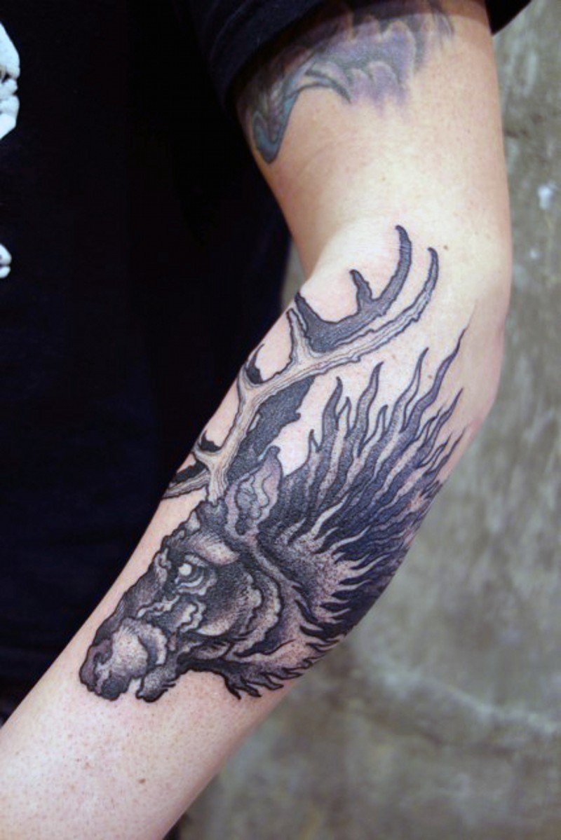 手臂绘画风格黑色老鹿头纹身图案