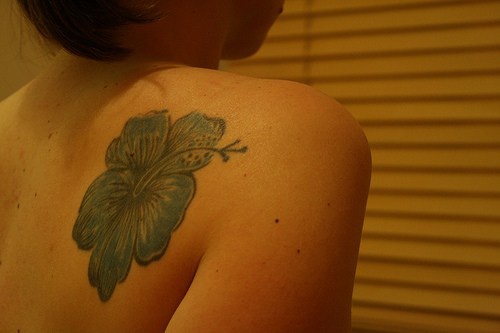 背部淡蓝色的木槿花纹身图案