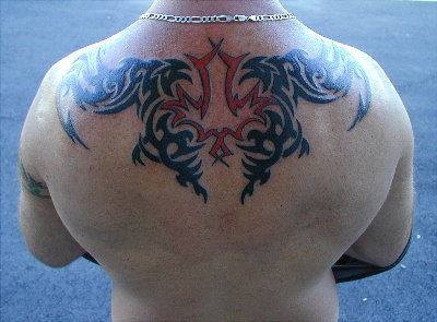 背部红色与黑色部落图腾纹身图案
