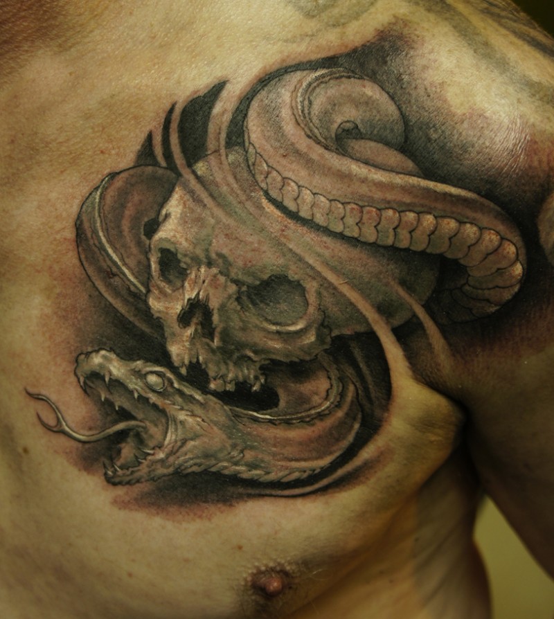 胸部黑色骷髅和蛇纹身图案