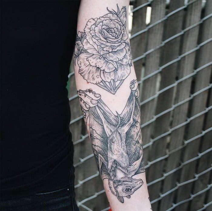 手臂雕刻风格黑色蝙蝠和花朵纹身图案