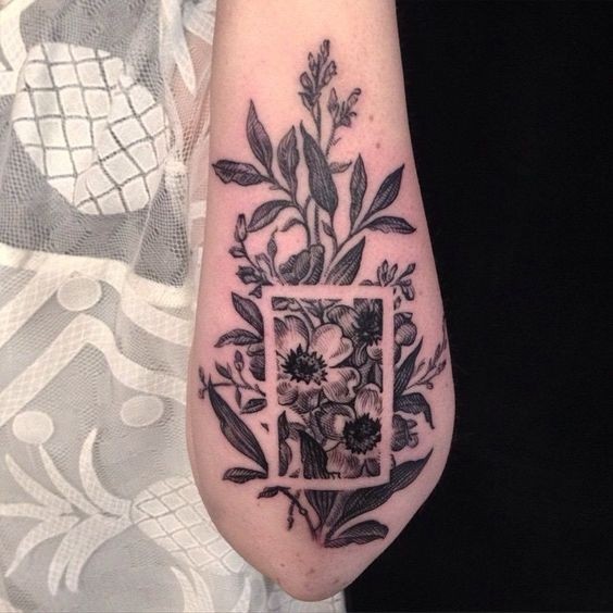 手臂漂亮的黑色野花个性纹身图案