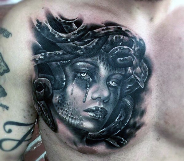 胸部有趣逼真的美杜莎肖像纹身图案